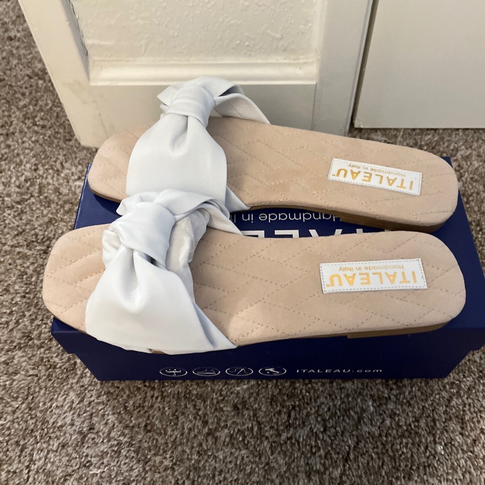 Italeau white Italian leather those sandals, size 9